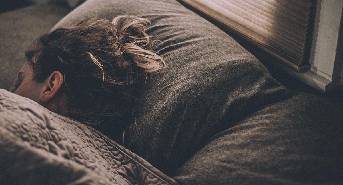 Beneficios de dormir en el lado izquierdo de la cama. Foto: Unsplash