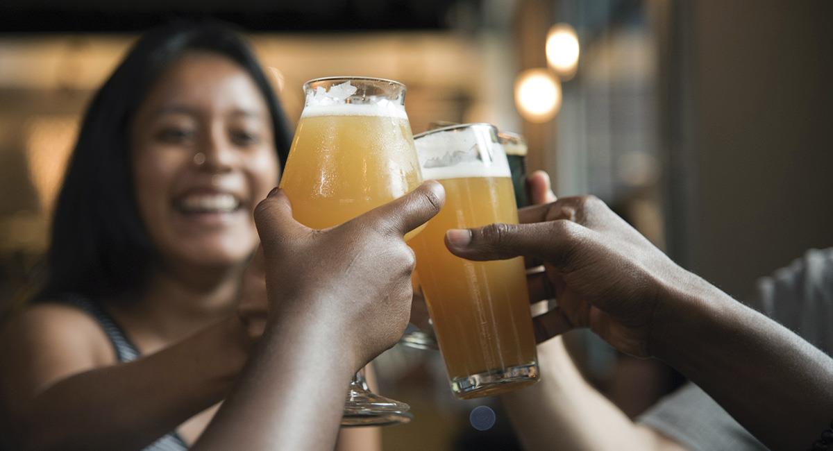 Estudio revela que beber cerveza aumenta el tamaño de los senos. Foto: Pexels