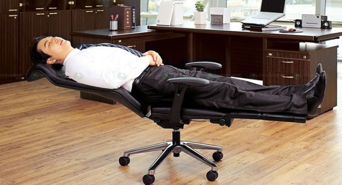 Diseñan silla que se convierte en cama para dormir cuando tu jefe no está. Foto: Thanko