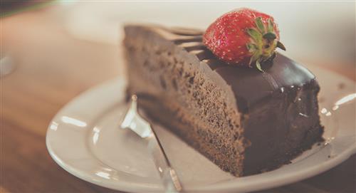 Comer pastel de chocolate en el desayuno ayuda a perder peso 