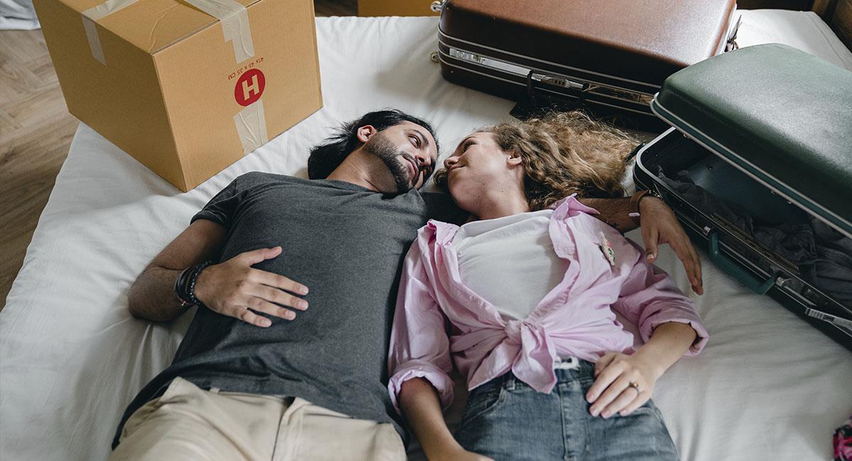 La posición en la que duermen revela su estado de pareja. Foto: Pexels