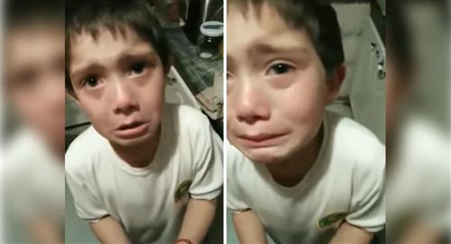 Niño llora desconsolado por atropellar a una hormiga con su moto de juguete 
