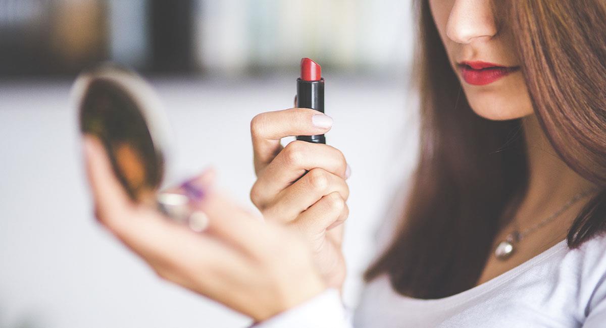 Mujeres que se maquillan gana más dinero. Foto: Pexels
