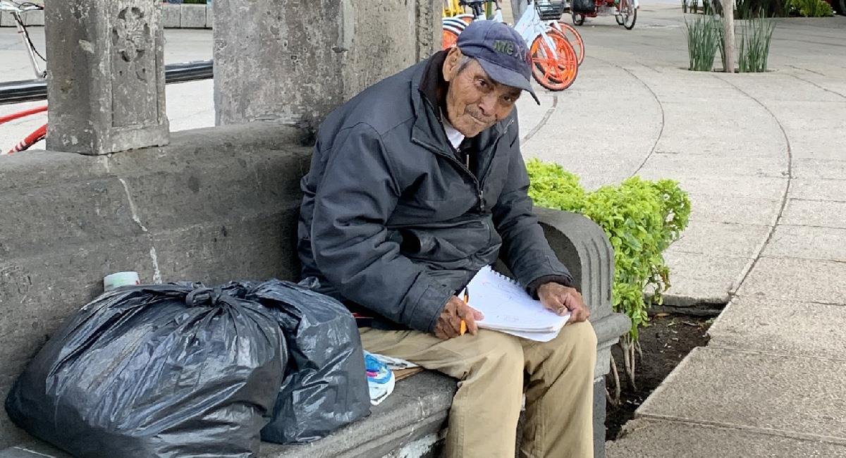Abuelito vende sus dibujos para obtener algo de dinero. Foto: Twitter @decosmonaute