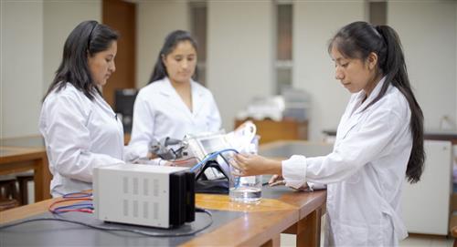 Cómo postular a la Beca Mujeres en Ciencia en Perú