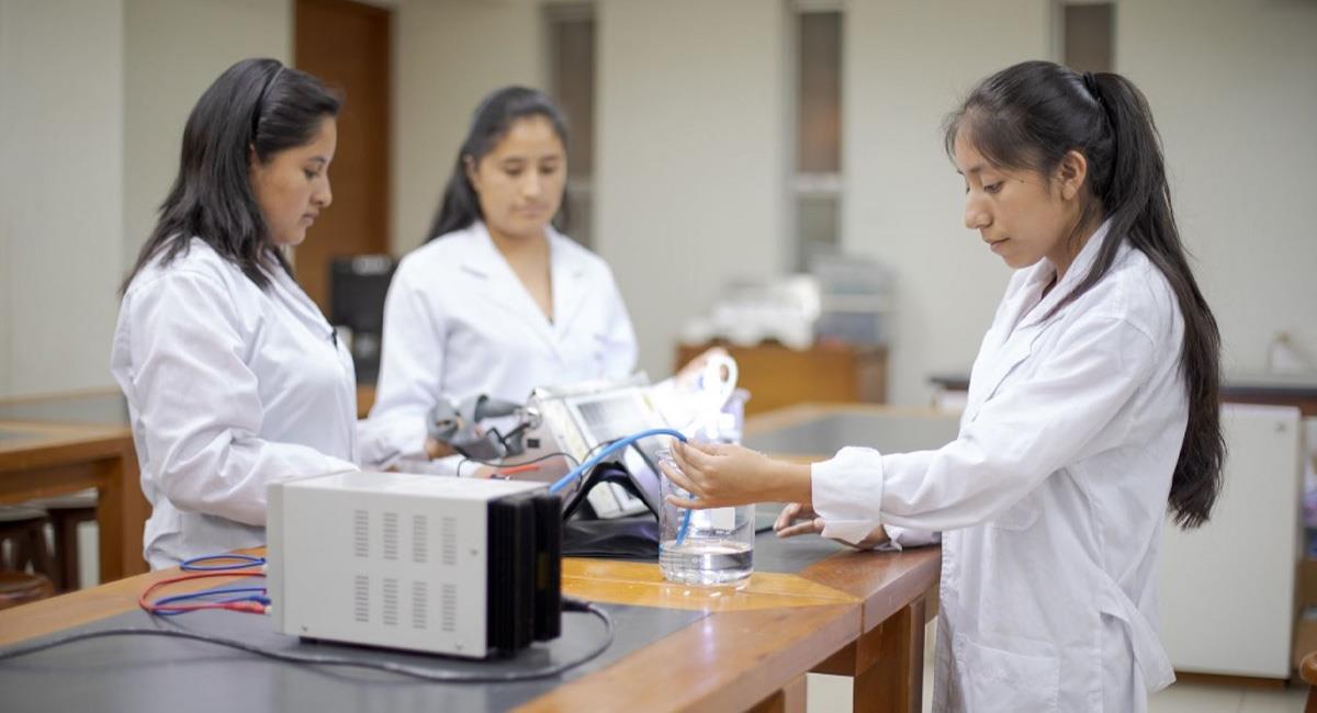 Cómo postular a la Beca Mujeres en Ciencia en Perú. Foto: Andina