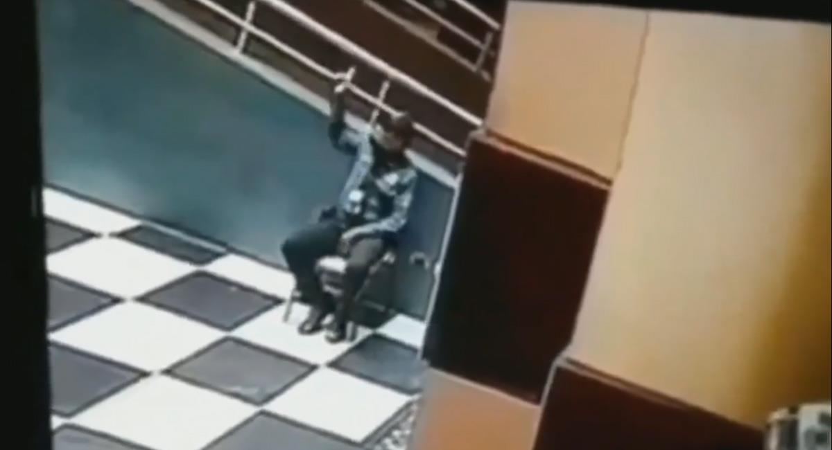 Cámaras de seguridad captan a hombre hablando con el fantasma de su amigo. Foto: Instagram