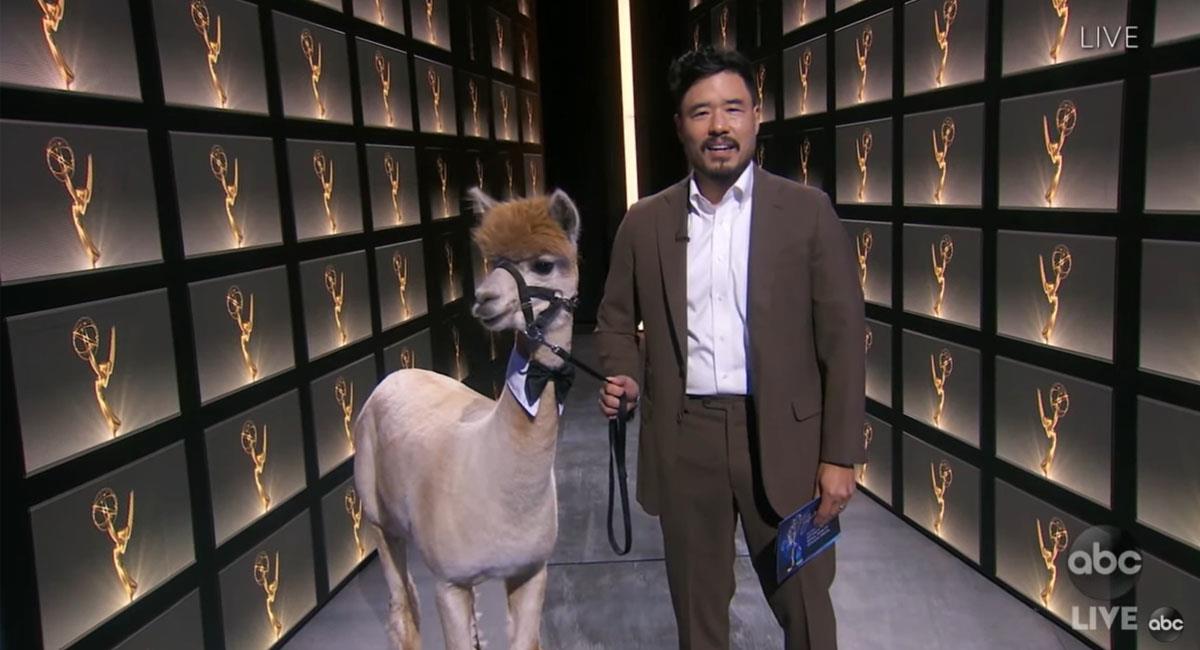 Emmy 2020: Alpaca se roba el show al presentar premio a Mejor Actor de miniserie. Foto: Youtube ABC