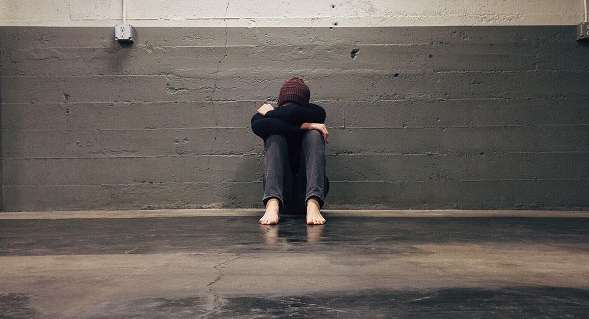 Estudiante de psicología lee sus apuntes y cura su depresión. Foto: Pexels