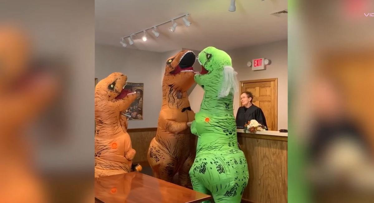 Pareja se vuelve viral por casarse vestida de Tiranosaurio Rex. Foto: Youtube