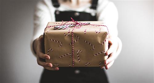 ¿Cómo envolver regalos en 15 segundos?