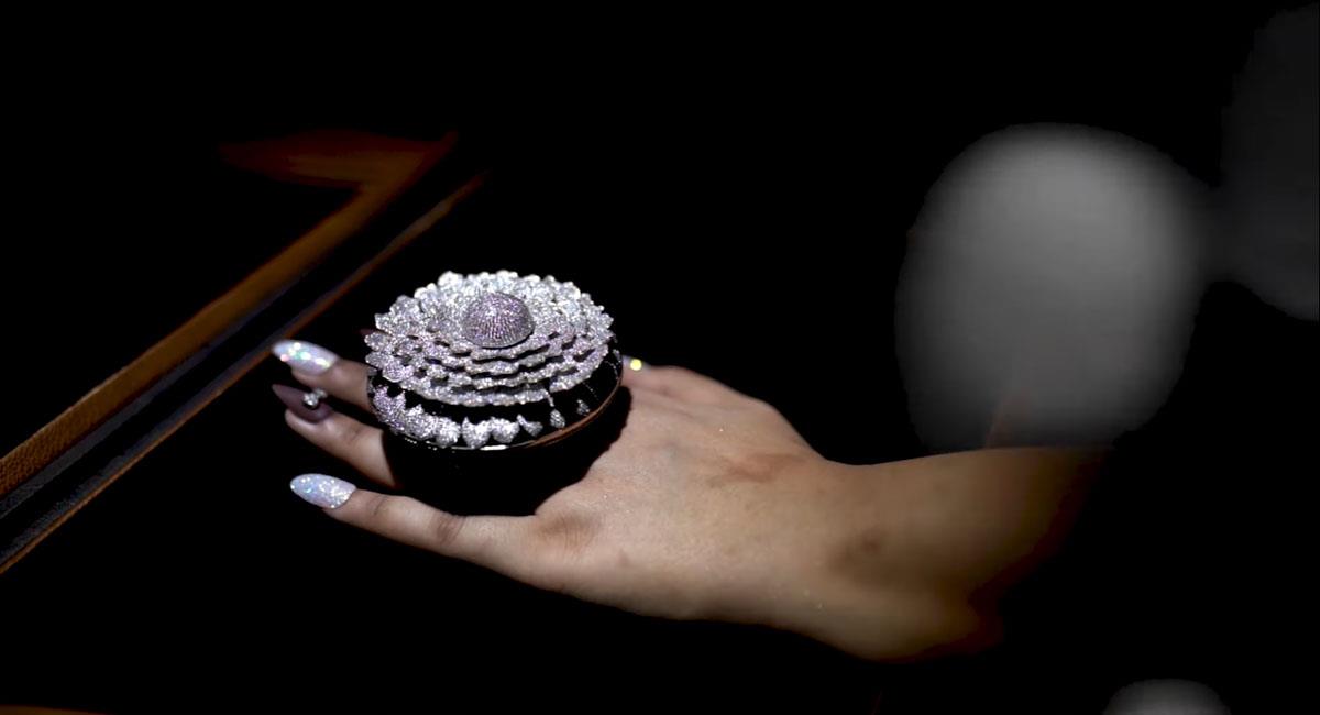 Anillo rompe récord Guinness al poseer 12 638 diamantes auténticos. Foto: Renani Jewels