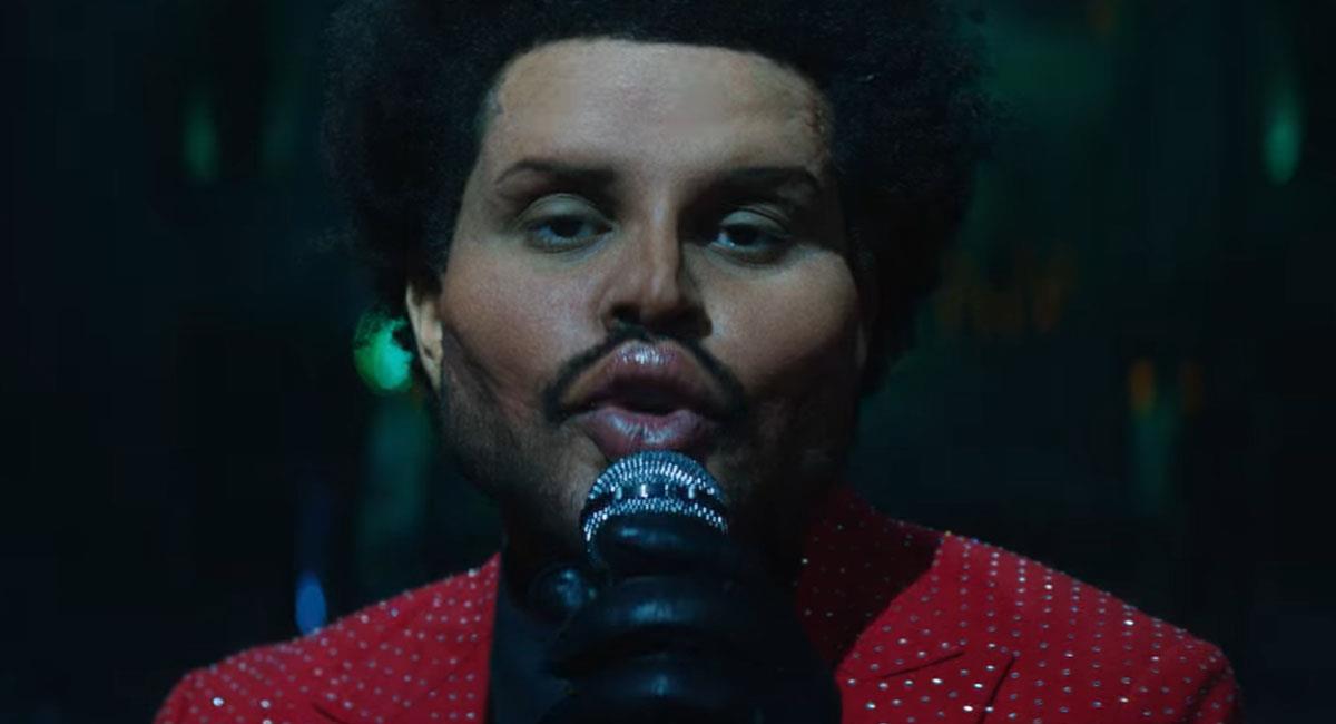 The Weeknd luce irreconocible en videoclip de ‘Save Your Tears’. Foto: Youtube The Weeknd