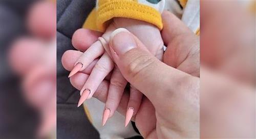 Internet estalla contra madre que le puso uñas postizas a su bebé