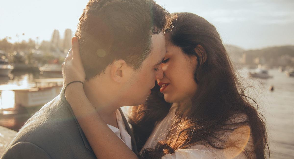 7 pasos para volver tus besos inolvidables. Foto: Unsplash