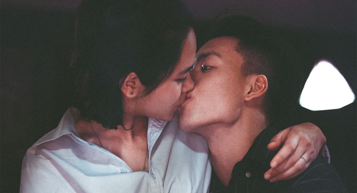¿Por qué mi novio me muerde cuando me besa?. Foto: Unsplash