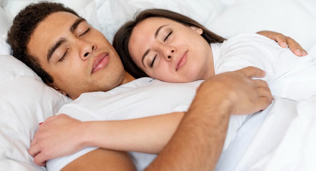 Conoce cuáles son los rituales de sueño en pareja. Foto: Freepik