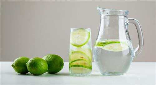 ¿Conocías los beneficios del agua con limón?