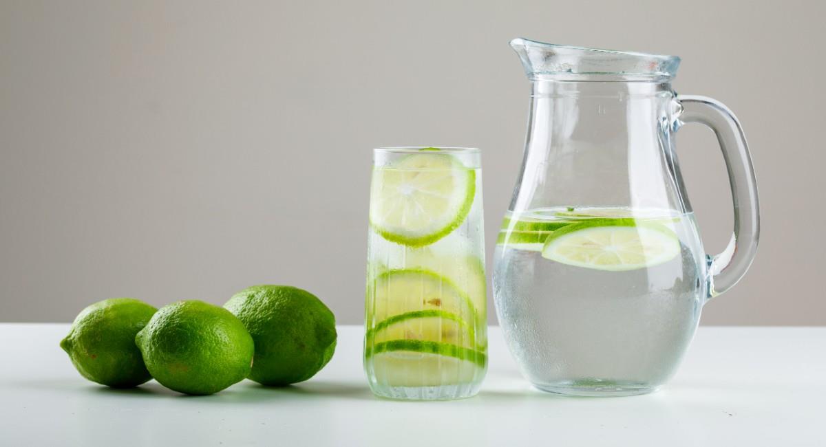 ¿Conocías los beneficios del agua con limón?. Foto: Freepik