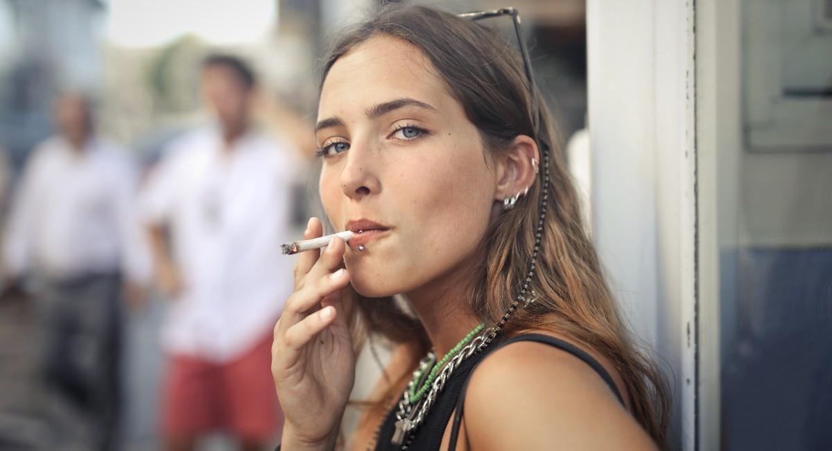 Conoce cómo el cigarro afecta tu belleza. Foto: Freepik