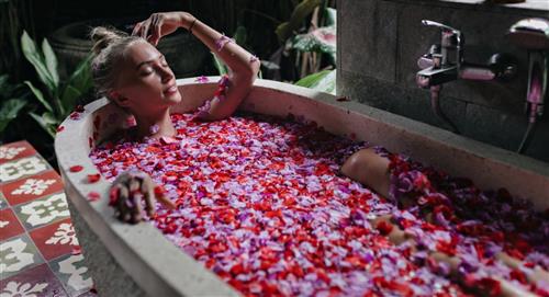 ¿Cómo atraer el amor con el baño de rosas y azúcar?