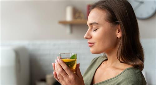 ¿Cuáles son los beneficios de tomar té verde en las mañanas?