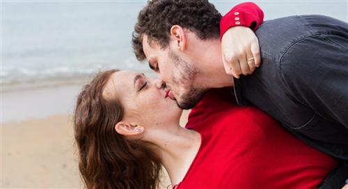 ¿Qué significa que tu pareja te bese fuerte los labios?