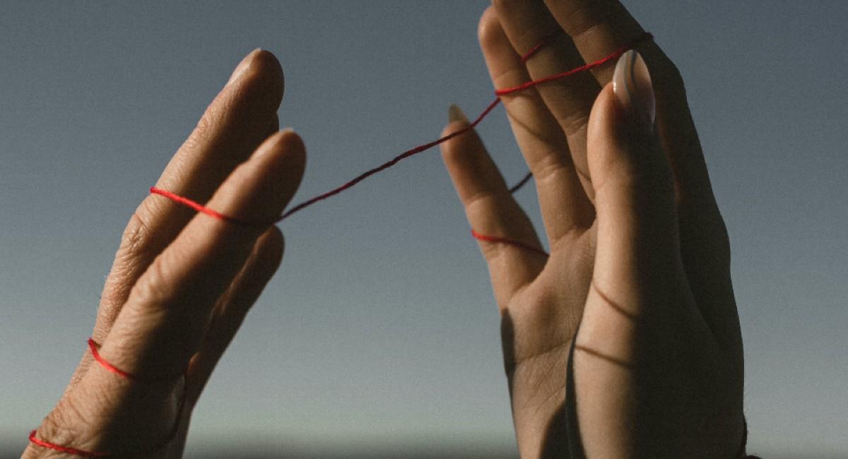 ¿Qué significa el hilo rojo del destino?. Foto: Pexels