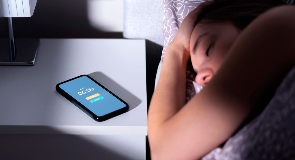 Nunca duermas cerca a tu celular. Foto: Shutterstock