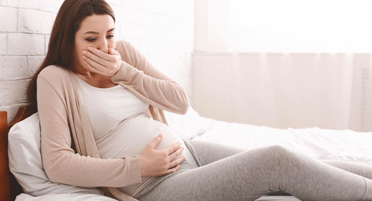 Las náuseas son unos de los primeros síntomas del embarazo y pueden permanecer por algunos meses. Foto: Shutterstock