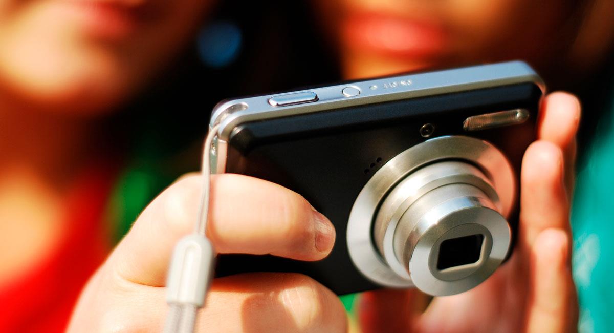 Niña se hace viral por intentar hacer zoom con una cámara digital. Foto: Shutterstock