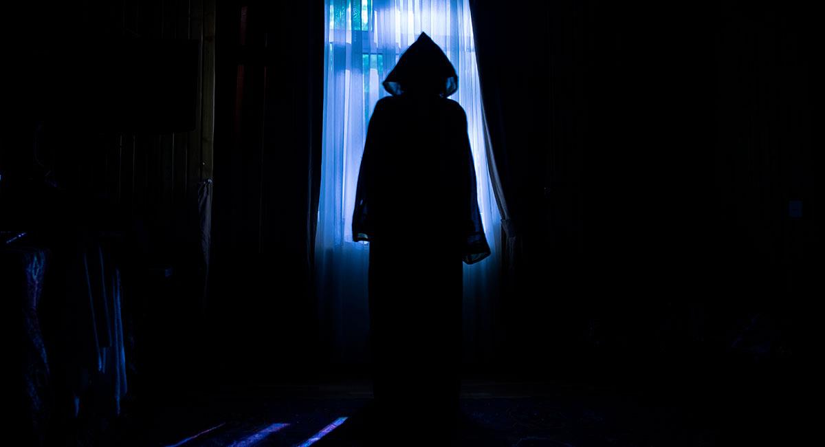 Qué significa ver sombras negras en la oscuridad. Foto: Shutterstock