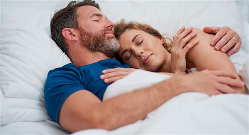 Dormir con tu pareja afecta tu calidad de sueño, según estudio 